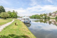 Barka turystyczna Penichette 950 E - z zewnątrz foto: LOCABOAT