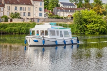 Barka turystyczna Penichette 950 E - z zewnątrz foto: LOCABOAT