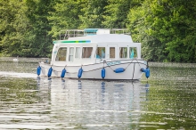 Barka turystyczna Penichette 950 E - z zewnątrz foto: LOCABOAT