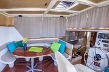 Barka turystyczna Penichette 1020 FB - czarter barek foto: LOCABOAT