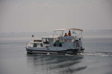 Barka turystyczna Penichette 1020 FB - czarter barek foto: LOCABOAT