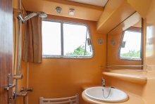 Barka turystyczna Penichette 1400 FB - łazienka foto: LOCABOAT