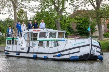 Barka turystyczna Penichette 1500 FB - z zewnątrz foto: LOCABOAT