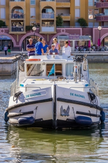 Barka turystyczna Penichette 1500 FB - z zewnątrz foto: LOCABOAT