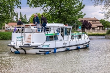 Barka turystyczna Pénichette ® 1180 Flying Bridge. Widok z zewnątrz	 foto: LOCABOAT