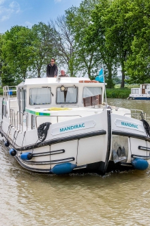 Barka turystyczna Penichette 1165 Flying Bridge z zewnątrz - czarter barek turystycznych. foto: LOCABOAT