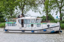 Barka turystyczna Penichette 1165 Flying Bridge z zewnątrz - czarter barek turystycznych. foto: LOCABOAT