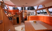 Barka turystyczna Europa 700 - salon foto: LOCABOAT