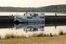 Francja - Burgundia - Czarter barki foto: LOCABOAT