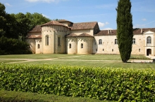 Fearn - klasztor norbertański - Południowo - zachodnia Francja - czarter barek turystycznych foto: LOCABOAT